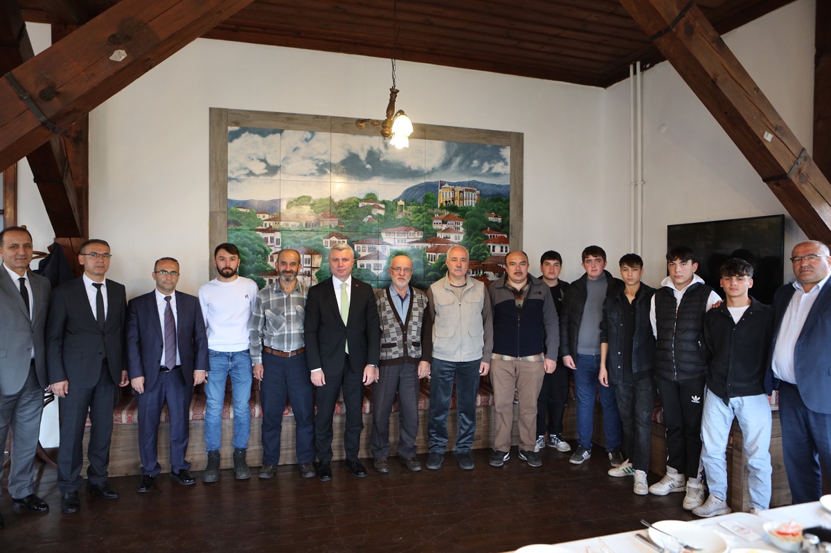 KAYMAKAM ŞABAN ARDA YAZICI SAHİP PROJESİ (SAFRANBOLU AHİLİK PROJESİ) KAPSAMINDA USTA VE ÇIRAKLARI İLE ÖĞRETMENEVİ’NDE BİR ARAYA GELDİ.