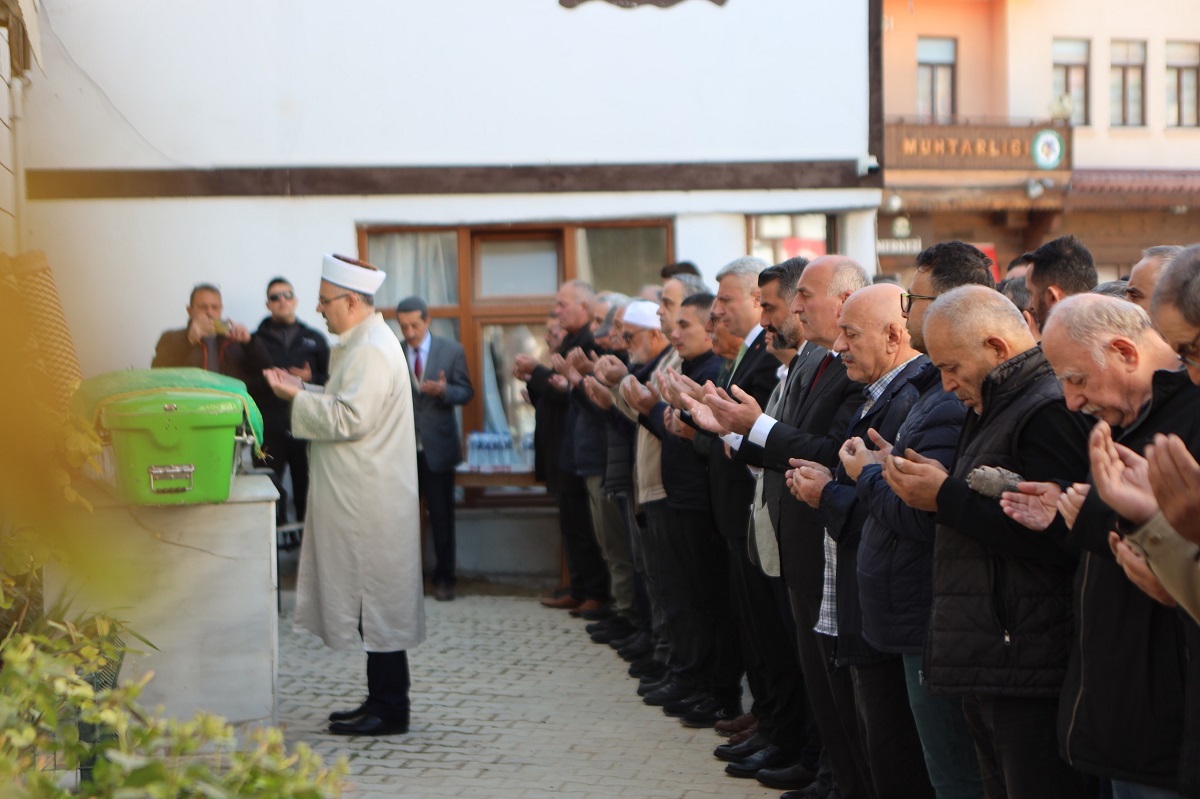 SAFRANBOLU KAYMAKAMI ŞABAN ARDA YAZICI, YAZIKÖY’ÜN EMEKTAR ÖNCEKİ DÖNEM MUHTARI AHMET BÜYÜKÖZDEMİR’İN CENAZE TÖRENİNE KATILDI.