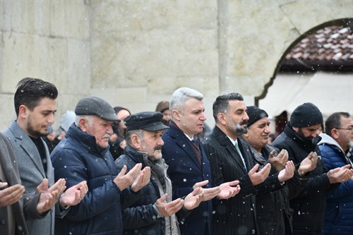 KAYMAKAMIMIZ ŞABAN ARDA YAZICI, ESNAFLARIMIZLA BİRLİKTE YENİ HAFTAYA ESNAF DUASI İLE BAŞLADI.